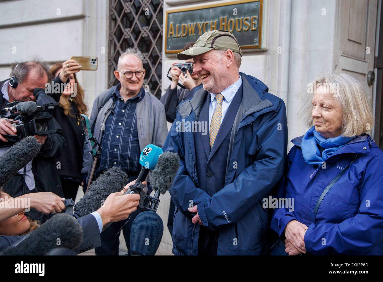 Londres, Royaume-Uni. 9 avril 2024. L'ancien sous-maître de poste Alan Bates, victime du scandale Post Office, parle à la presse alors qu'il quitte la Post Office Horizon IT Inquiry à Londres. Plus de 700 sous-maîtres de poste ont été condamnés entre 1999 et 2015 après qu'Horizon, un système comptable défectueux développé par Fujitsu, ait fait croire que l'argent manquait à leurs entreprises crédit : Mark Thomas/Alamy Live News Banque D'Images