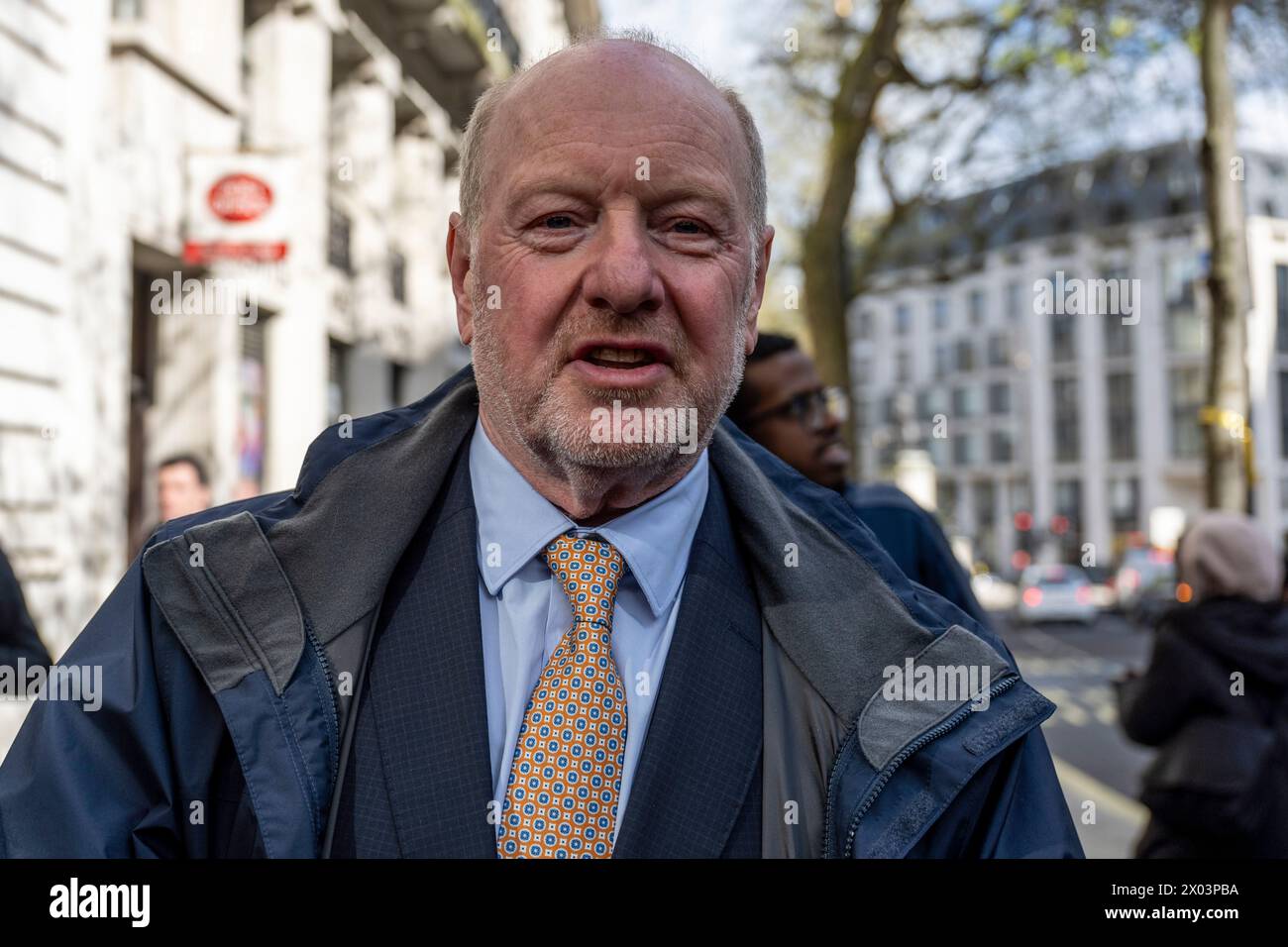 Londres, Royaume-Uni. 9 avril 2024. Alan Bates, ancien maître de poste et fondateur de la Justice for Subpostmasters Alliance, quitte Aldwych House après avoir témoigné lors de l'enquête sur le système INFORMATIQUE Horizon de Post Office Ltd. M. Bates a mené un litige collectif contre la poste en 2017 qui a abouti à un règlement de 58 millions de livres sterling, dont 47 millions de livres sterling de frais juridiques, laissant 555 sous-maîtres de poste, dont certains ont été emprisonnés à tort, à partager 11 millions de livres sterling, moins de 20 000 livres sterling chacun. Credit : Stephen Chung / Alamy Live News Banque D'Images