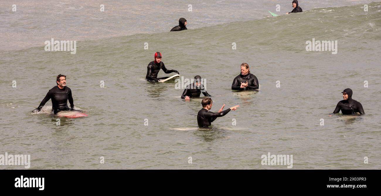 Bournemouth Dorset 9 avril 2024 Météo britannique ; les visiteurs apprécient le soleil printanier malgré les vents violents et la grande houle des tempêtes nocturnes. Crédit surf : Ian Davidson/Alamy Live News Banque D'Images