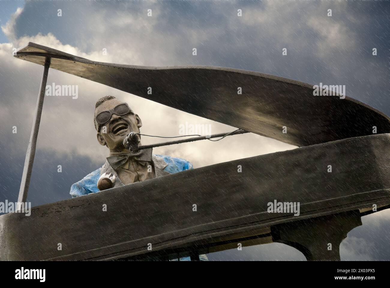 Statue de bronze Ray Charles (par le sculpteur Andy Davis) du légendaire chanteur de blues et jazz est assis sur un piano à queue bébé qui tourne sur un piédestal Banque D'Images