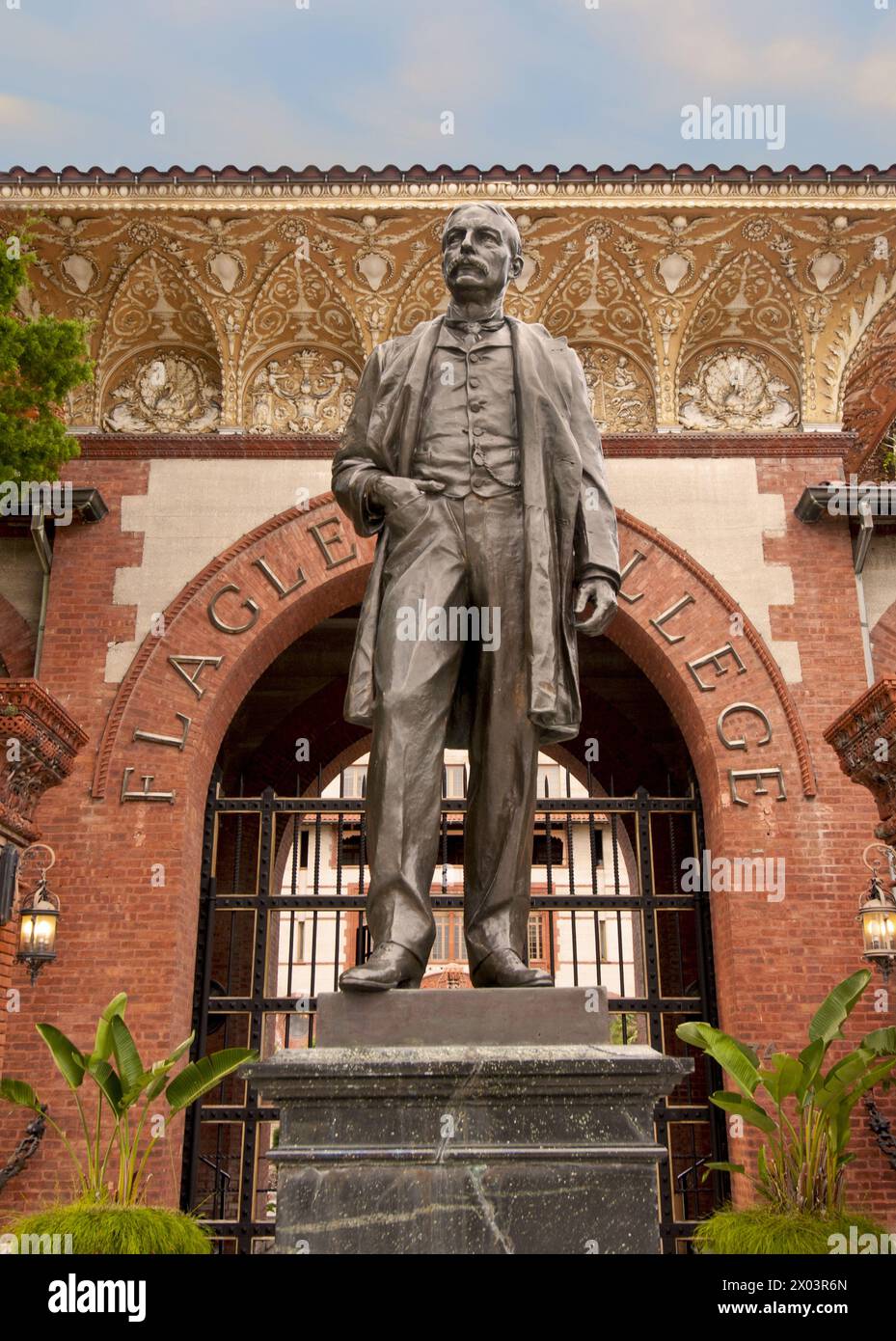 La statue de Henry Flagler se dresse devant le Flagler College, anciennement Ponce de Leon Hotel, maintenant un monument historique a été construit en 1887 par Henry M. Flagler - Banque D'Images