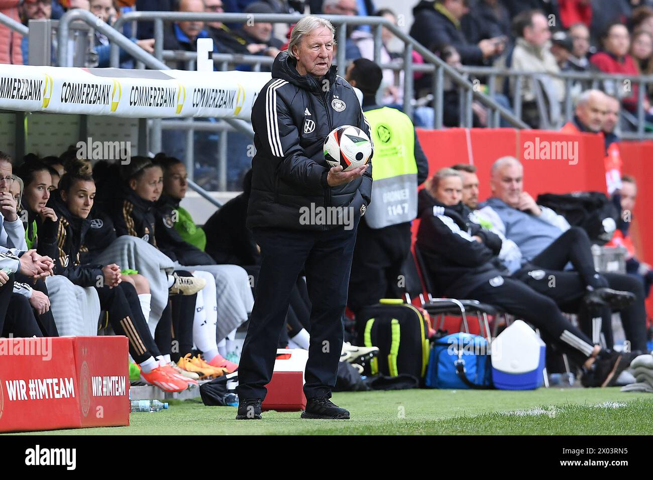 Fussball Frauen Laenderspiel Deutschland - Island am 09.04.2024 auf dem Tivoli in Aachen Horst Hrubesch ( Bundestrainerin ) la réglementation DFB interdit toute utilisation de photographies comme séquences d'images et/ou quasi-vidéo. Foto : Revierfoto Banque D'Images