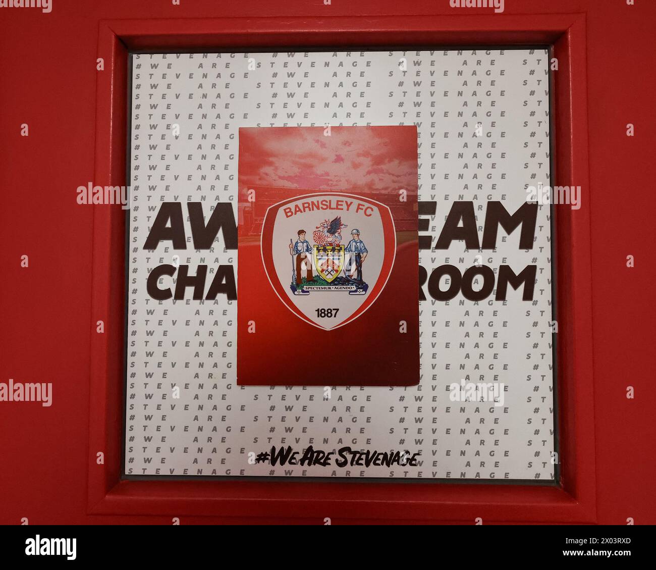 Porte du vestiaire de l'équipe extérieure avec la carte de porte Barnsley FC sur le match de Sky Bet League 1 Stevenage vs Barnsley au stade Lamex, Stevenage, Royaume-Uni, le 9 avril 2024 (photo par Mark Cosgrove/News images) Banque D'Images