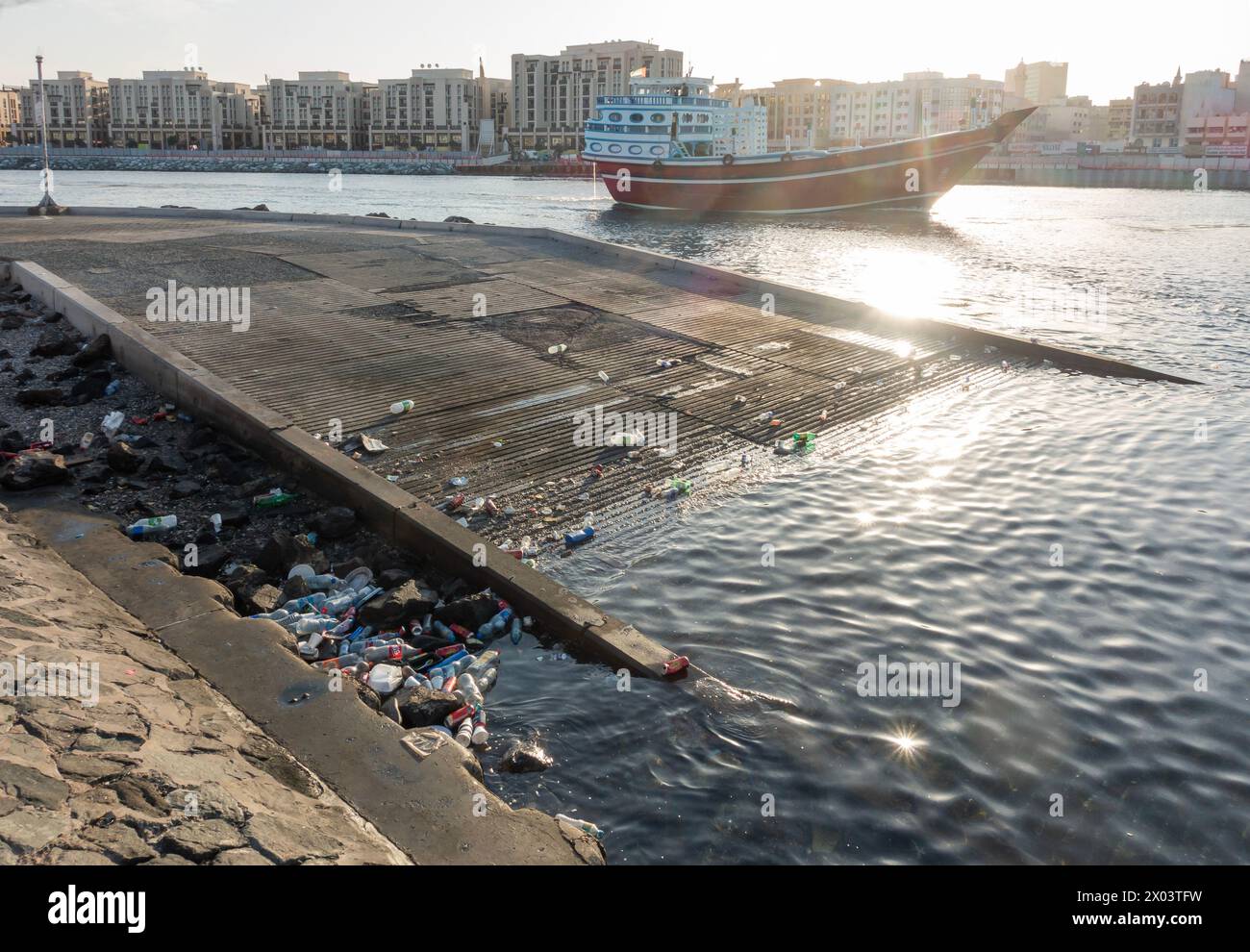 Pollution de bouteille en plastique dans la crique de Dubaï, Dubaï, Émirats arabes Unis, Banque D'Images