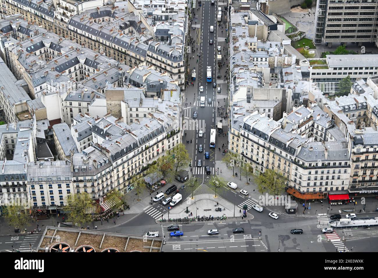 Paris, France. 09th Apr, 2024. © PHOTOPQR/Ouest FRANCE/Franck Dubray ; Paris ; 09/04/2024 ; vue aérienne de la ville de Paris depuis la tour Montparnasse immobilier rue de Rennes (photo Franck Dubray) - vue aérienne de la ville de Paris avril 2024 crédit : MAXPPP/Alamy Live News Banque D'Images