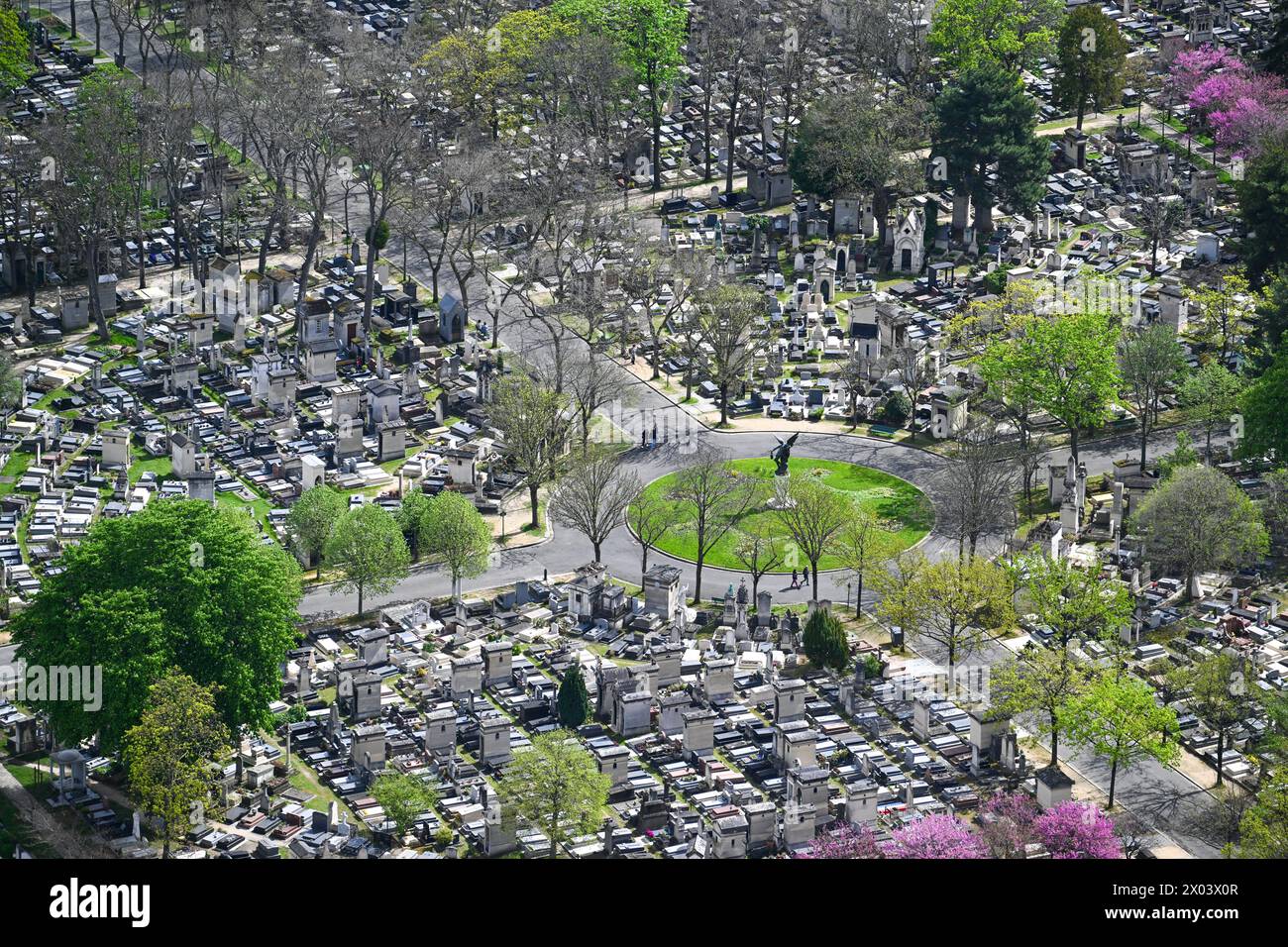 Paris, France. 09th Apr, 2024. © PHOTOPQR/Ouest FRANCE/Franck Dubray ; Paris ; 09/04/2024 ; vue aérienne de la ville de Paris depuis la tour Montparnasse le cimetière du Montparnasse (photo Franck Dubray) - vue aérienne de la ville de Paris avril 2024 crédit : MAXPPP/Alamy Live News Banque D'Images