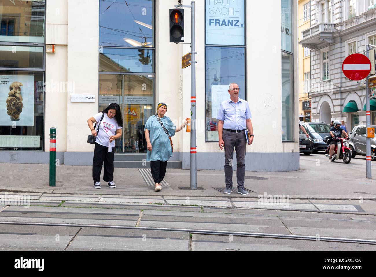 Vienne, Autriche - 21 juin 2023 : les gens à un passage piétonnier attendent un feu vert Banque D'Images