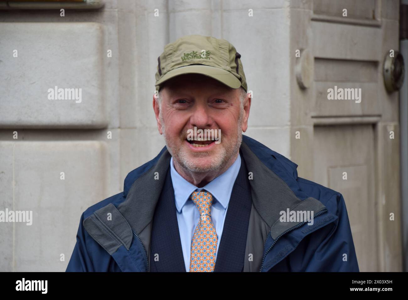 Londres, Royaume-Uni. 09th Apr, 2024. L'ancien sous-maître de poste Alan Bates quitte Aldwych House alors que l'enquête sur les services postaux Horizon IT se poursuit. Des centaines de sous-maîtres de poste ont été poursuivis à tort après que le logiciel Horizon défectueux, développé par Fujitsu, a montré qu'il manquait de l'argent dans leurs comptes de poste. Crédit : SOPA images Limited/Alamy Live News Banque D'Images