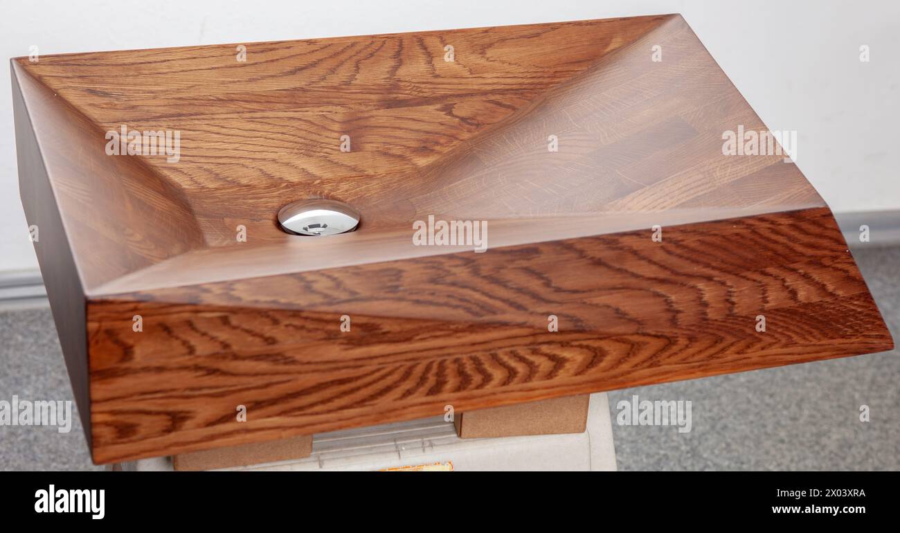lavabo, lavabo en bois, articles ménagers, traitements de l'eau, article de designer, créatif, rénovation domiciliaire, construction, amélioration domiciliaire, intérieur Banque D'Images