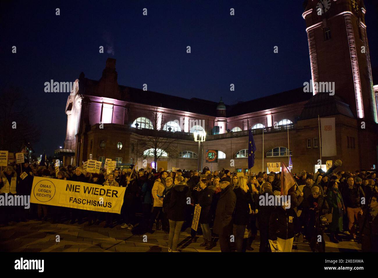 Wiesbaden, Allemagne, 24 janvier 2024. Des milliers de personnes participent à la manifestation sous le slogan « défendre la démocratie ». Banque D'Images