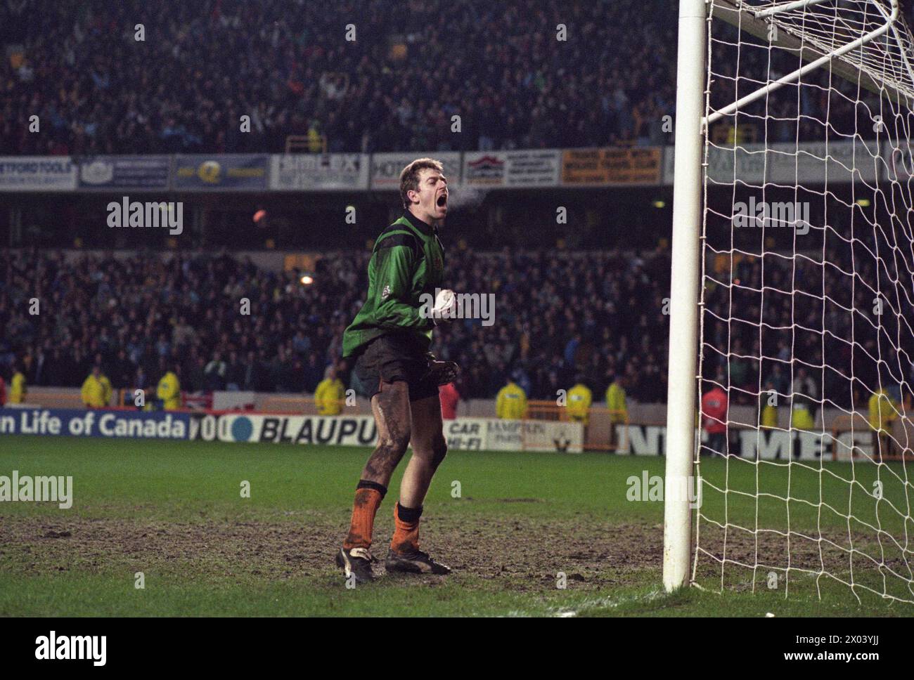 Wolverhampton Wanderers v Sheffield mercredi à Molineux FA Cup Replay 8/2/95 1-1 Wolves a remporté le tir de pénalité 4-3 Wolves gardien Paul Jones Banque D'Images