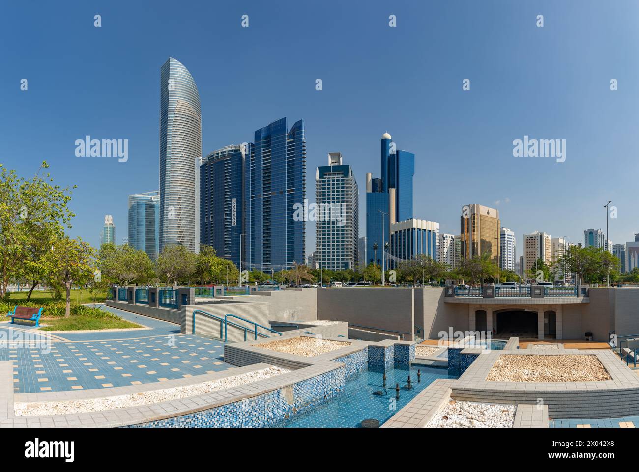 Une photo des bâtiments Al Markaziyah West, dominés par la tour Landmark, vu de la promenade de la plage. Banque D'Images