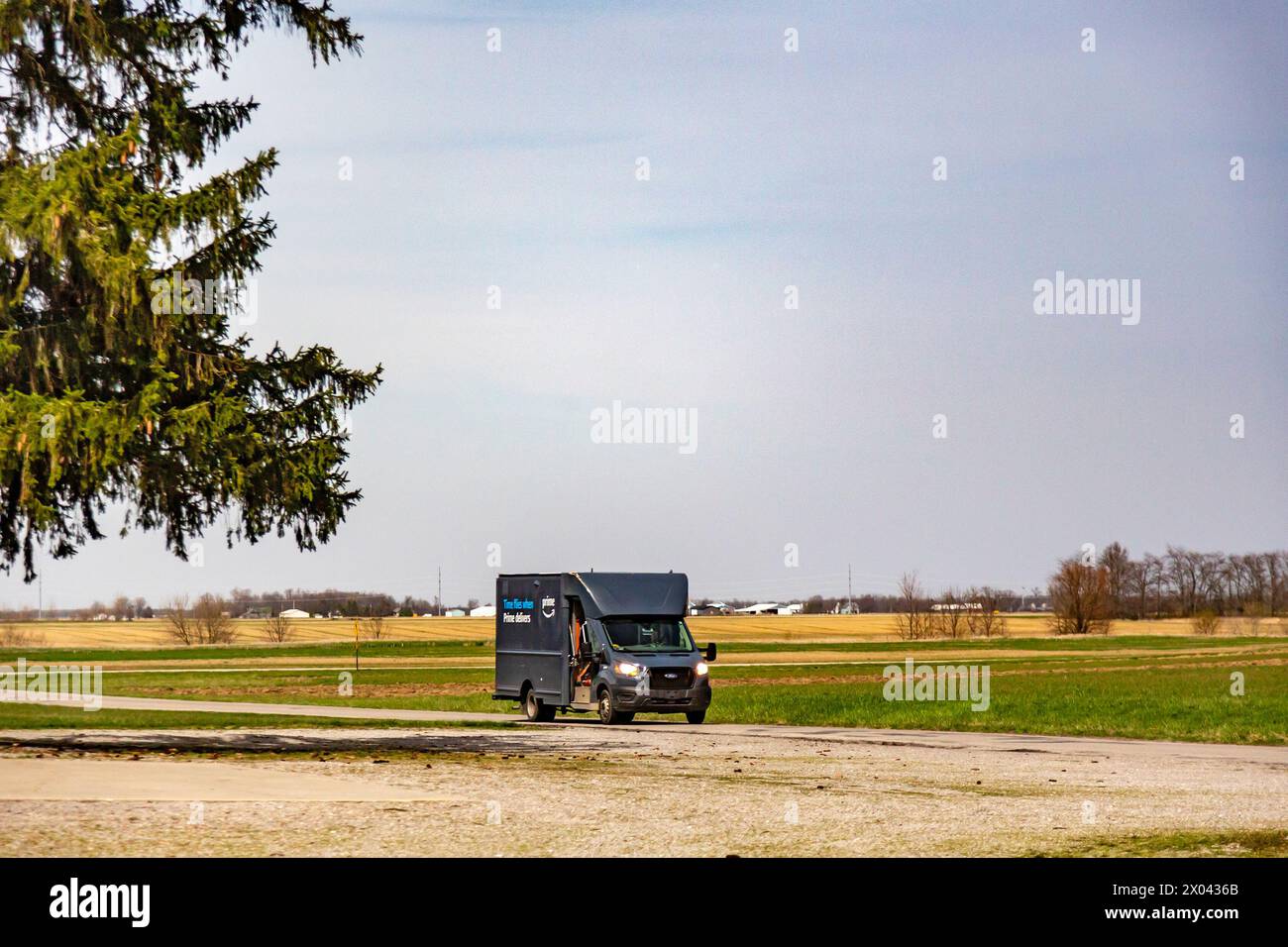 Van Wert, Ohio - un camion de livraison Amazon passe devant des fermes sur Slane Road rural Northwestern Ohio. Banque D'Images