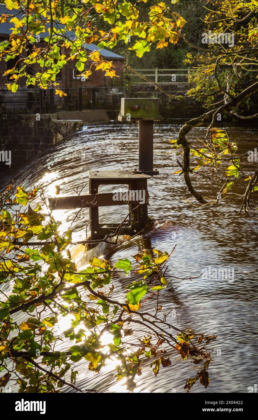 Weir on the River Wharfe, Grassington, Yorkshire, Angleterre. Banque D'Images