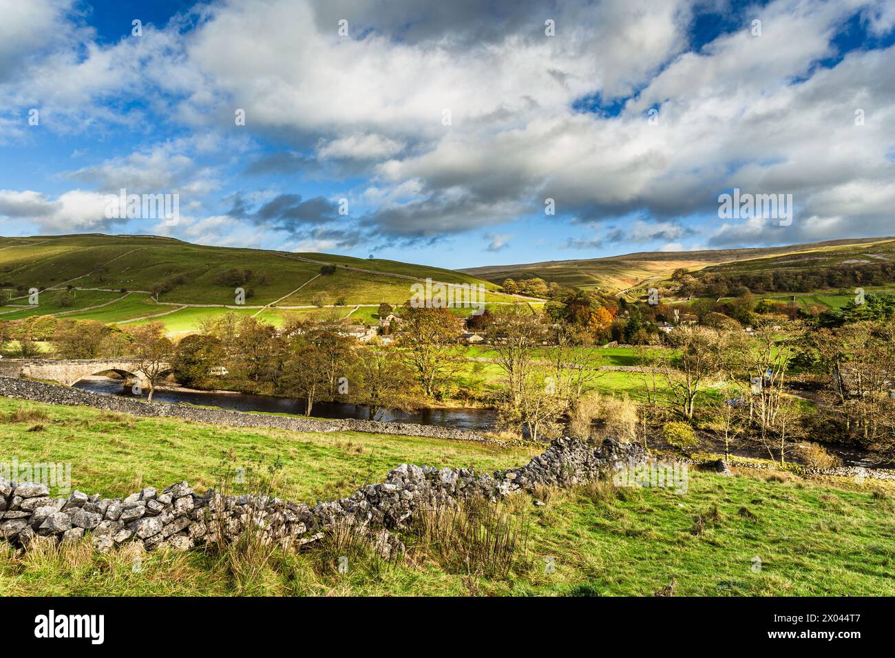 Le River Wharfe prend naissance à la confluence de Greenfield Beck et Oughtershaw Beck à Beckermonds. Coulant d'abord à travers Langstrothdale, puis PA Banque D'Images