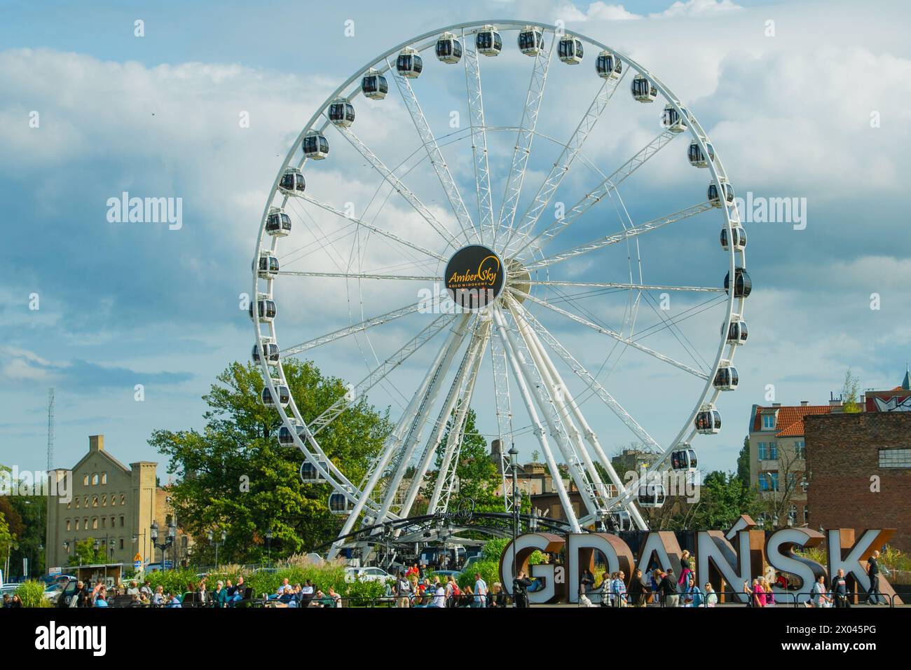 Pologne, Gdansk. 23 septembre 2023. Paysage urbain avec une grande roue. Attractions. Banque D'Images