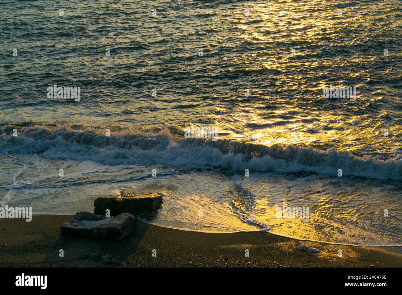 Les vagues s'écrasent sur le rivage. Vue sur la mer d'en haut. Magnifique paysage marin au coucher du soleil. Banque D'Images