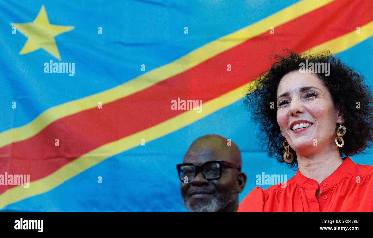 Kinshasa, Congo. 09th Apr, 2024. La ministre belge des Affaires étrangères Hadja Lahbib photographiée lors d'une réunion avec des étudiants de l'Université des Sciences de l'information et de la communication (UNISIC), sur les fausses nouvelles, la propagande et l'impact sur la démocratie, à Kinshasa, Congo, mardi 09 avril 2024. Le ministre belge Lahbib est en visite officielle de deux jours en République démocratique du Congo. BELGA PHOTO BENOIT DOPPAGNE crédit : Belga News Agency/Alamy Live News Banque D'Images