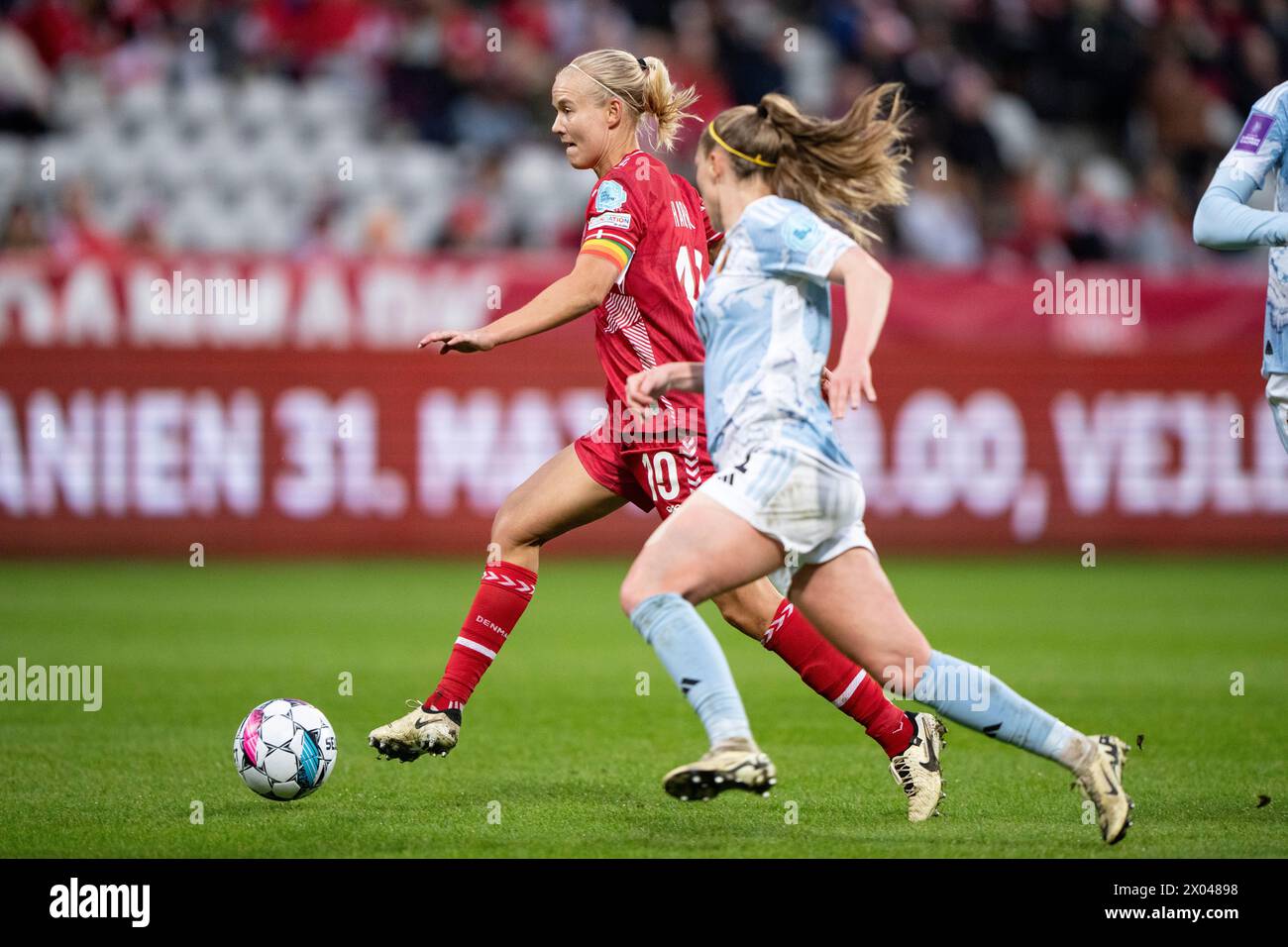 Le Danois Pernille est plus dur dans la bataille avec le belge Janice Cayman lors du match de qualification du Championnat d'Europe entre le Danemark et la Belgique au Viborg Stadium le mardi 9 avril 2024. (Photo : Bo Amstrup/Ritzau Scanpix) Banque D'Images