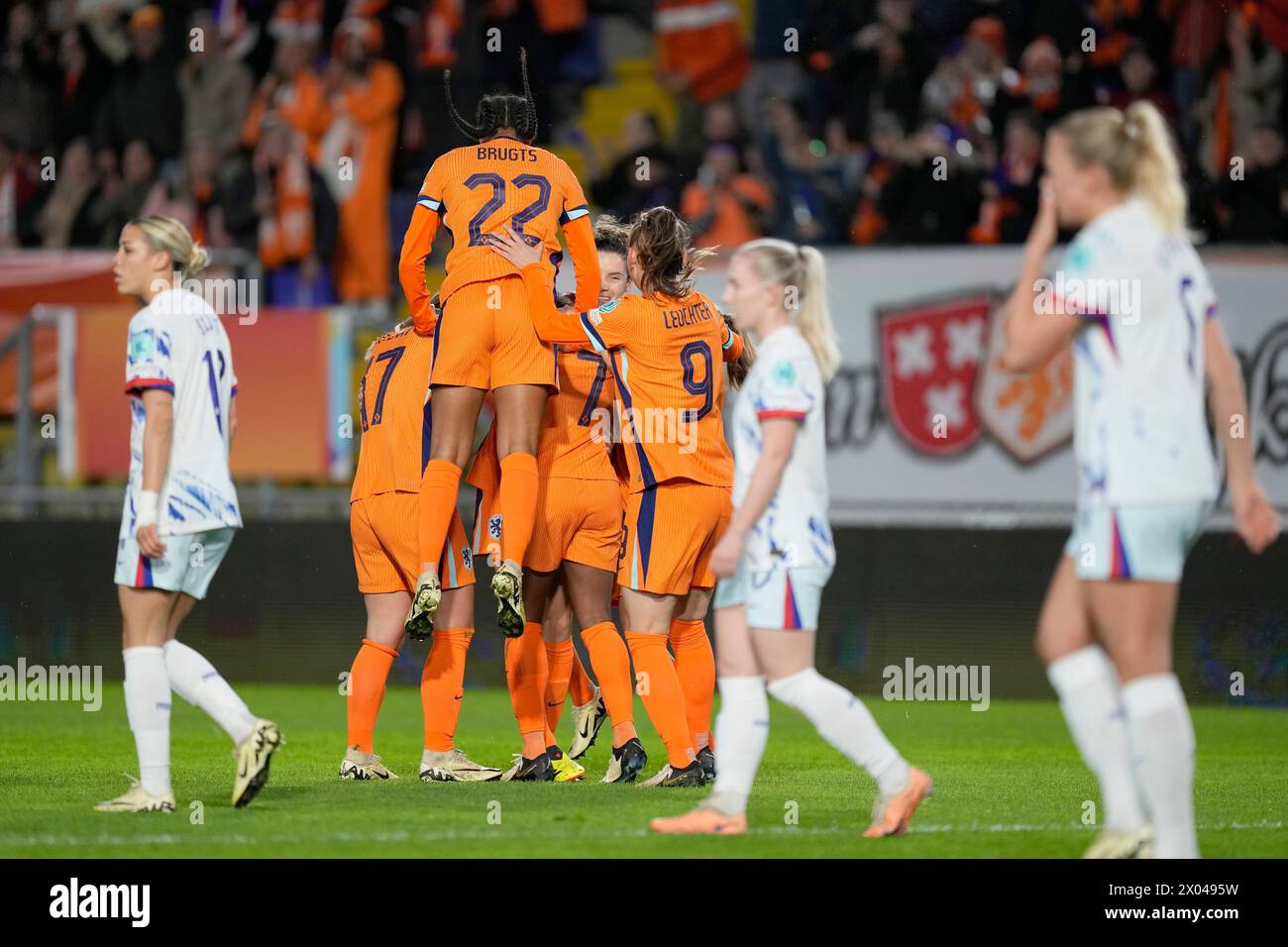 Netherlands players celebrate after Lineth Beerensteyn scored the opening goal during the qualifying soccer match for the 2025 European Women's Championship between the Netherlands and Norway at the Rat Verlegh stadium in Breda, southern Netherlands, Tuesday, April 9, 2024. (AP Photo/Peter Dejong) Banque D'Images