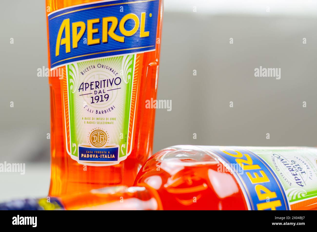 LONDRES, Royaume-Uni - 25 MARS 2024 Aperol a été créé par les frères Barbieri et lancé en 1919, devenant rapidement l'une des liqueurs préférées de l'Italie, maintenant t Banque D'Images