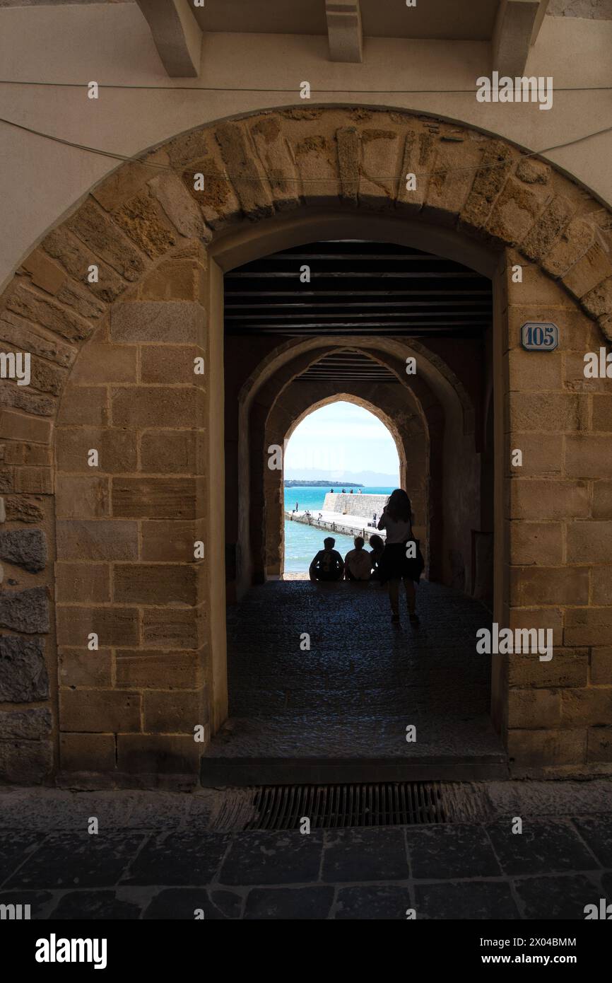 Le passage mène d'une rue de Cefalu à une vue sur la mer Tyrrhénienne Banque D'Images