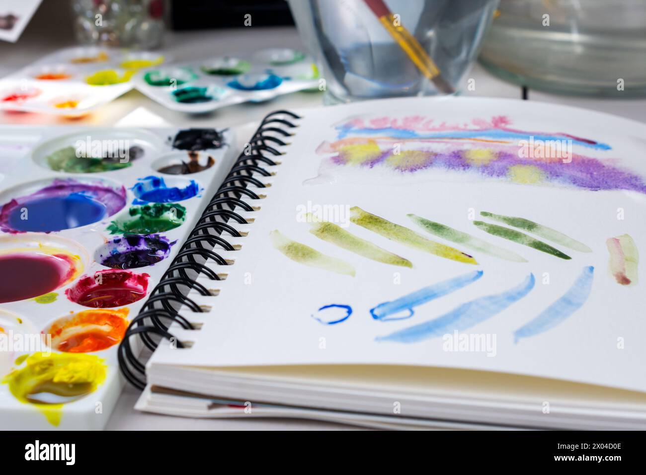 Un carnet de croquis est un bon endroit pour pratiquer les techniques d'aquarelle et les coups de pinceau. Banque D'Images