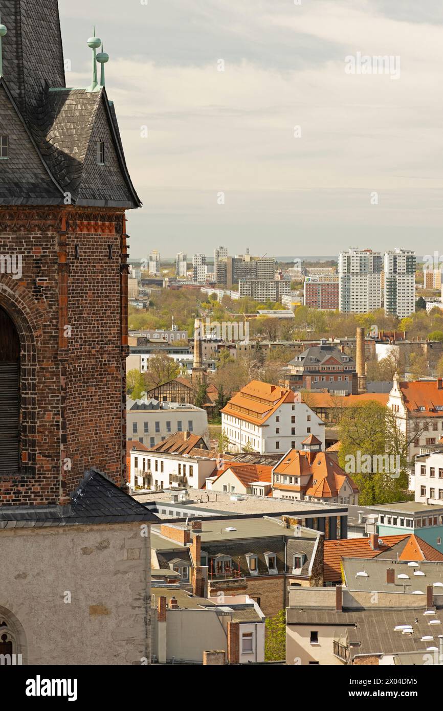 Vue depuis l'église du marché des tours jumelles sur la ville de Halle en Saxe-Anhalt Banque D'Images