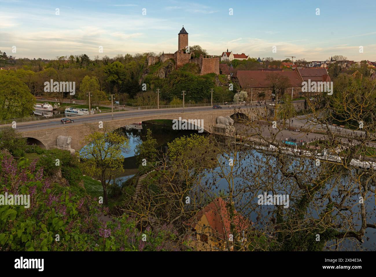 Vue sur le vieux château de Giebichenstein et le pont sur la rivière Saale à halle en Saxe-Anhalt en Allemagne Banque D'Images