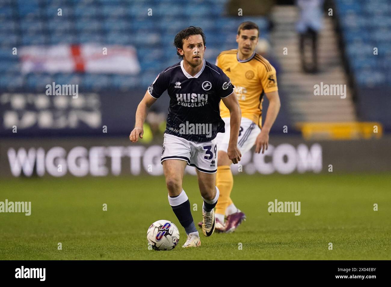 Londres, Royaume-Uni. 09th Apr, 2024. George Honeyman de Millwall sous la pression de Harry Winks de Leicester City pendant le Millwall FC v Leicester City FC SKY BET EFL Championship match au Den, Londres, Angleterre, Royaume-Uni le 9 avril 2024 Credit : Every second Media/Alamy Live News Banque D'Images