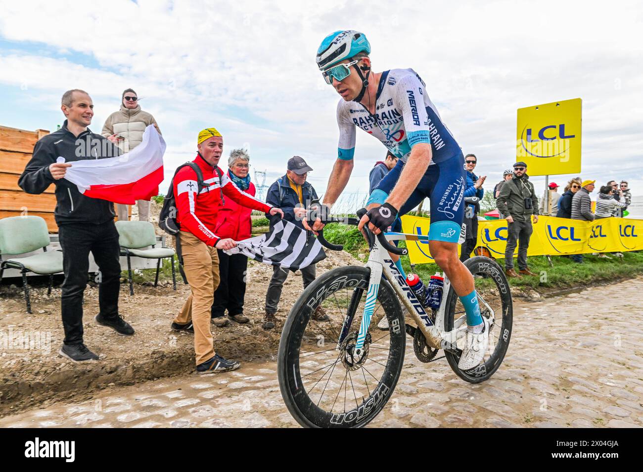 Mons en Pevele, France. 07 avril 2024. CAMERON SCOTT au Pave de la Croix blanche et du Blocus à Mons-en-Pevele photographié lors de la course d'élite masculine de l'épreuve cycliste 'Paris-Roubaix', 260 km de Compiègne à Roubaix, France, le lundi 7 avril 2024 à Mons-en-Pevele, France . Crédit : Sportpix/Alamy Live News Banque D'Images