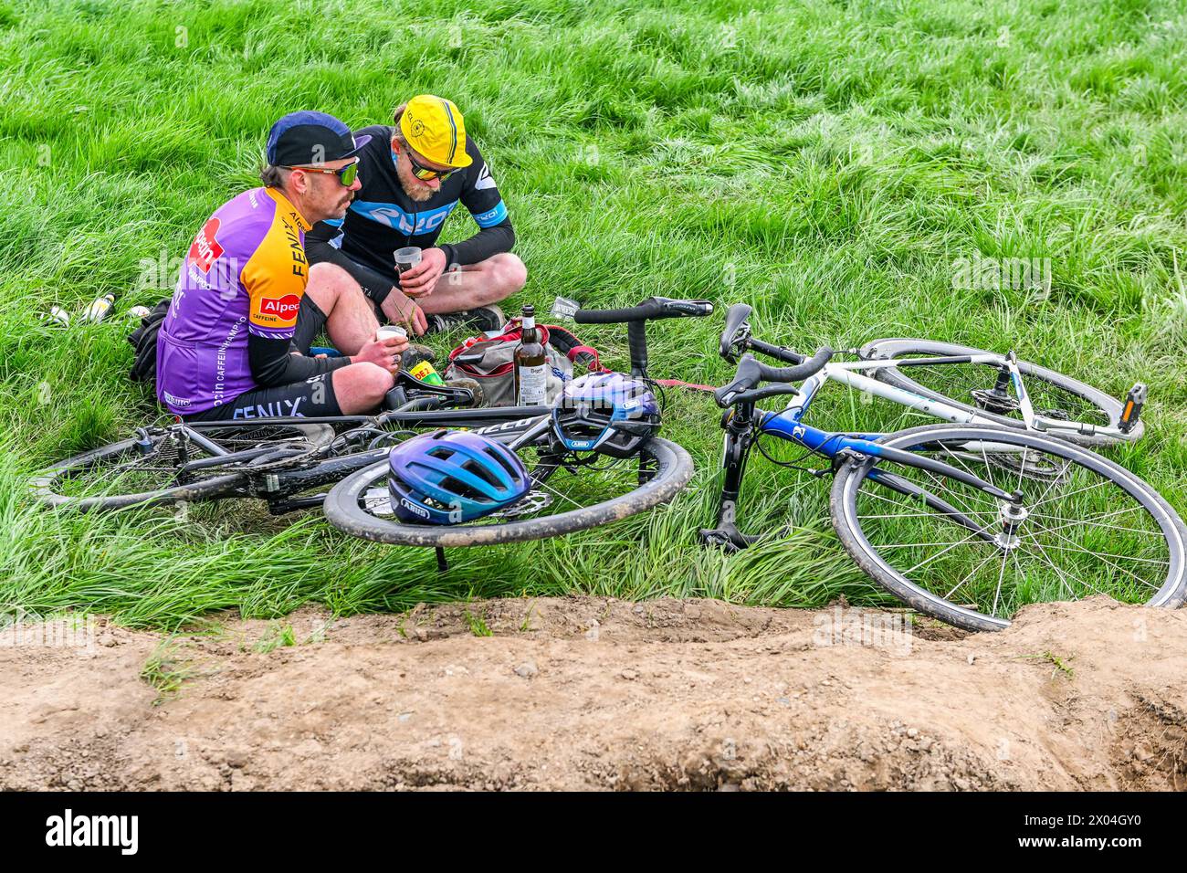 Mons en Pevele, France. 07 avril 2024. Fans de cyclisme au Pave de la Croix blanche et du Blocus à Mons-en-Pevele photographié lors de la course d'élite masculine de l'épreuve cycliste 'Paris-Roubaix', 260,0km de Compiègne à Roubaix, France, le lundi 7 avril 2024 à Mons-en-Pevele, France . Crédit : Sportpix/Alamy Live News Banque D'Images