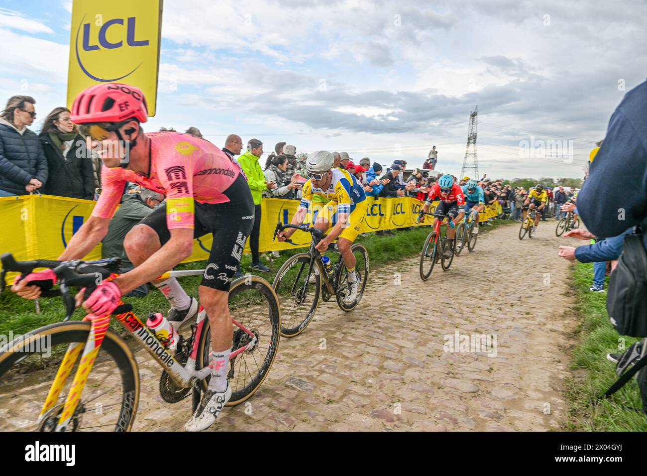 Mons en Pevele, France. 07 avril 2024. JULES HESTERS au Pave de la Croix blanche et du Blocus à Mons-en-Pevele photographié lors de la course d'élite masculine de l'épreuve cycliste 'Paris-Roubaix', 260,0km de Compiègne à Roubaix, France, le lundi 7 avril 2024 à Mons-en-Pevele, France . Crédit : Sportpix/Alamy Live News Banque D'Images