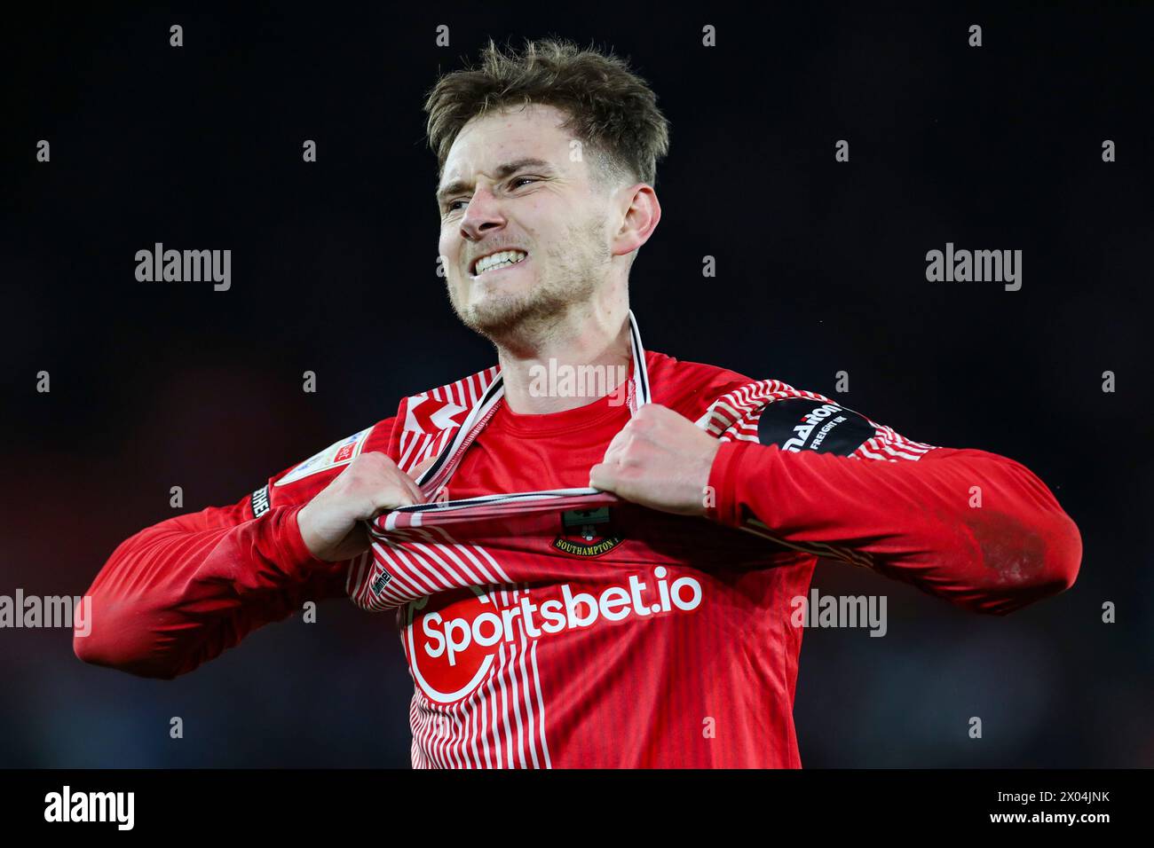 Southampton, Royaume-Uni. 09th Apr, 2024. Le milieu de terrain de Southampton David Brooks (36) frustré tire le maillot lors du match du Southampton FC vs Coventry City FC Sky Bet EFL Championship au St.Mary's Stadium, Southampton, Angleterre, Royaume-Uni le 9 avril 2024 Credit : Every second Media/Alamy Live News Banque D'Images