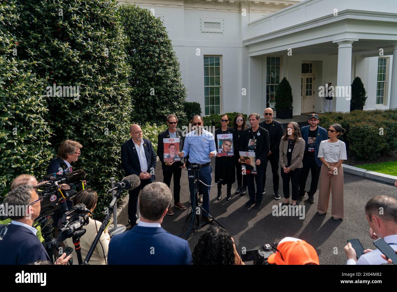 Washington, États-Unis. 09th Apr, 2024. Les familles des individus retenus en otage par le Hamas parlent à la presse après avoir rencontré le président Joe Biden à la Maison Blanche à Washington, DC, mardi 9 avril 2024. Photo de Bonnie Cash/UPI crédit : UPI/Alamy Live News Banque D'Images
