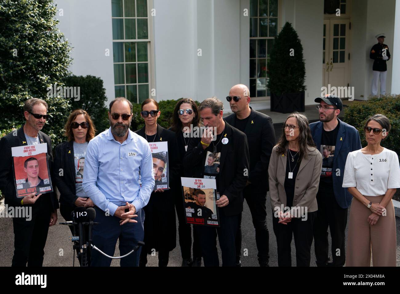 Washington, États-Unis. 09th Apr, 2024. Les familles des individus retenus en otage par le Hamas parlent à la presse après avoir rencontré le président Joe Biden à la Maison Blanche à Washington, DC, mardi 9 avril 2024. Photo de Bonnie Cash/UPI crédit : UPI/Alamy Live News Banque D'Images