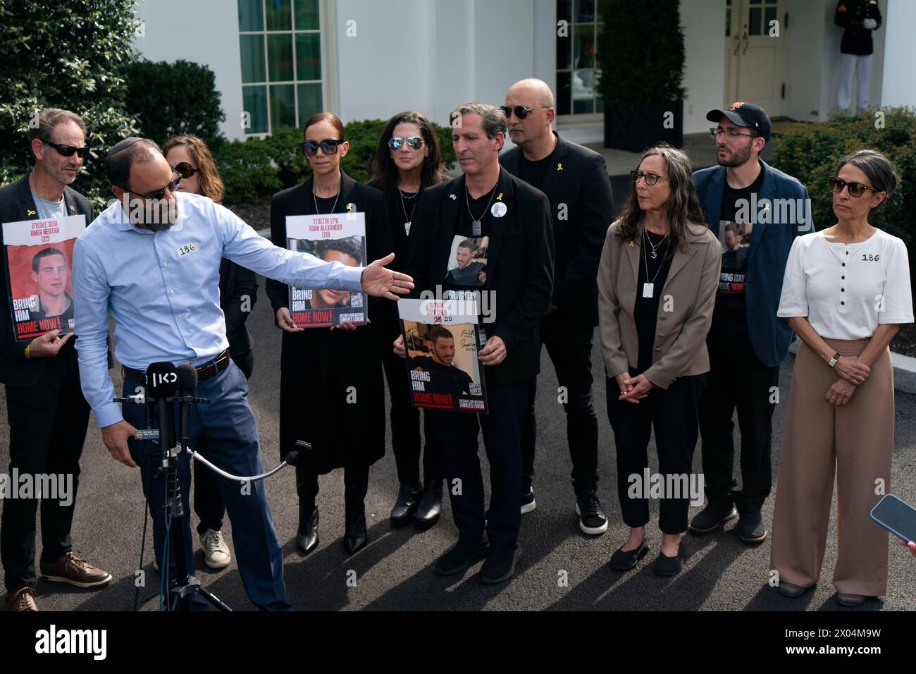 Washington, États-Unis. 09th Apr, 2024. Les familles des individus retenus en otage par le Hamas parlent à la presse après avoir rencontré le président Joe Biden à la Maison Blanche à Washington, DC, mardi 9 avril 2024. Photo de Bonnie Cash/UPI crédit : UPI/Alamy Live News Banque D'Images
