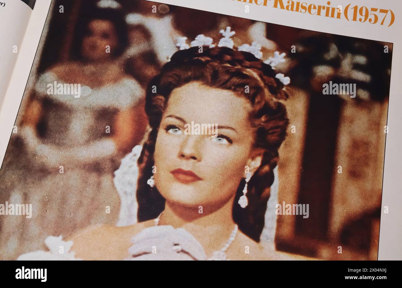 Viersen, Allemagne - 9 mars. 2024 : gros plan de la page du magazine avec scène de Sissi Movie des années 50 avec Romy Schneider dans le rôle de l'impératrice Elisabeth d'Autriche Banque D'Images