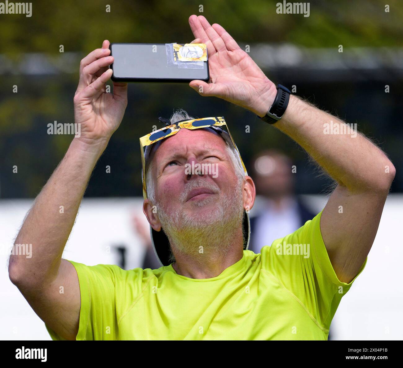 Washington, États-Unis d'Amérique. 08 avril 2024. Washington, États-Unis d'Amérique. 08 avril 2024. Un homme couvre l'appareil photo de son téléphone portable avec des lunettes de protection alors qu'il prend une photo de l'éclipse solaire lors d'une fête d'observation au National Mall, le 8 avril 2024, à Washington, DC Une éclipse solaire totale a balayé une partie étroite du continent nord-américain, du Mexique à la côte atlantique de Terre-Neuve, au Canada. Crédit : Bill Ingalls/NASA/Alamy Live News Banque D'Images