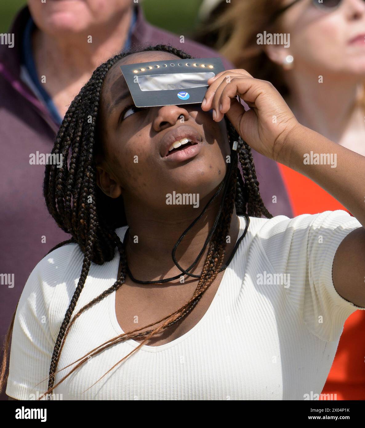 Washington, États-Unis d'Amérique. 08 avril 2024. Washington, États-Unis d'Amérique. 08 avril 2024. Les spectateurs portant des lunettes de protection regardent vers le haut alors que la lune couvre le devant du soleil lors de la fête d'observation d'éclipse solaire sur le National Mall, le 8 avril 2024, à Washington, DC Une éclipse solaire totale a balayé une partie étroite du continent nord-américain, du Mexique à la côte atlantique de Terre-Neuve, au Canada. Crédit : Bill Ingalls/NASA/Alamy Live News Banque D'Images