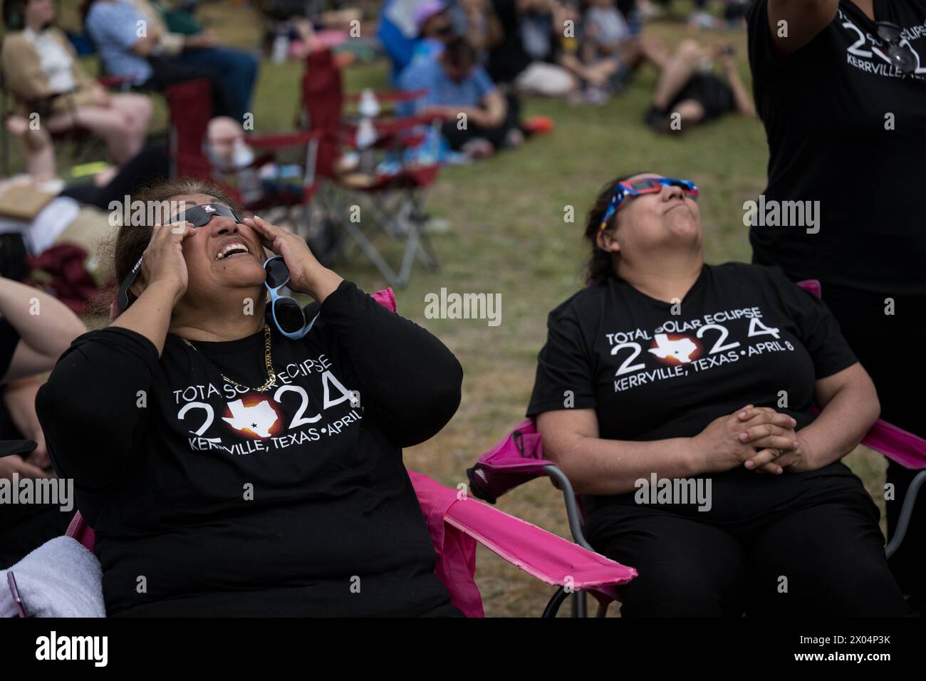 Kerrville (États-Unis d'Amérique). 08 avril 2024. Kerrville (États-Unis d'Amérique). 08 avril 2024. Les spectateurs portant des lunettes de protection regardent vers le haut alors que la lune couvre l'avant du Soleil lors de la fête d'observation d'une éclipse solaire, le 8 avril 2024, à Kerrville, Texas. Une éclipse solaire totale a balayé une partie étroite du continent nord-américain, du Mexique à la côte atlantique de Terre-Neuve, au Canada. Crédit : Aubrey Gemignani/NASA/Alamy Live News Banque D'Images