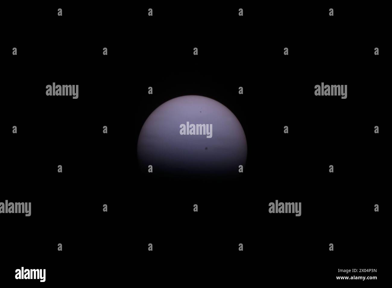 Station spatiale internationale, orbite terrestre. 08 avril 2024. Station spatiale internationale, orbite terrestre. 08 avril 2024. La Lune éclipse partiellement le Soleil vu par les astronautes de la NASA à bord de la Station spatiale internationale lors de l'éclipse solaire orbitant à 257 miles au-dessus de la côte ouest du Mexique, le 8 avril 2024, en orbite terrestre. Une éclipse solaire totale a balayé une partie étroite du continent nord-américain, du Mexique à la côte atlantique de Terre-Neuve, au Canada. Crédit : Matthew Dominick/NASA/Alamy Live News Banque D'Images