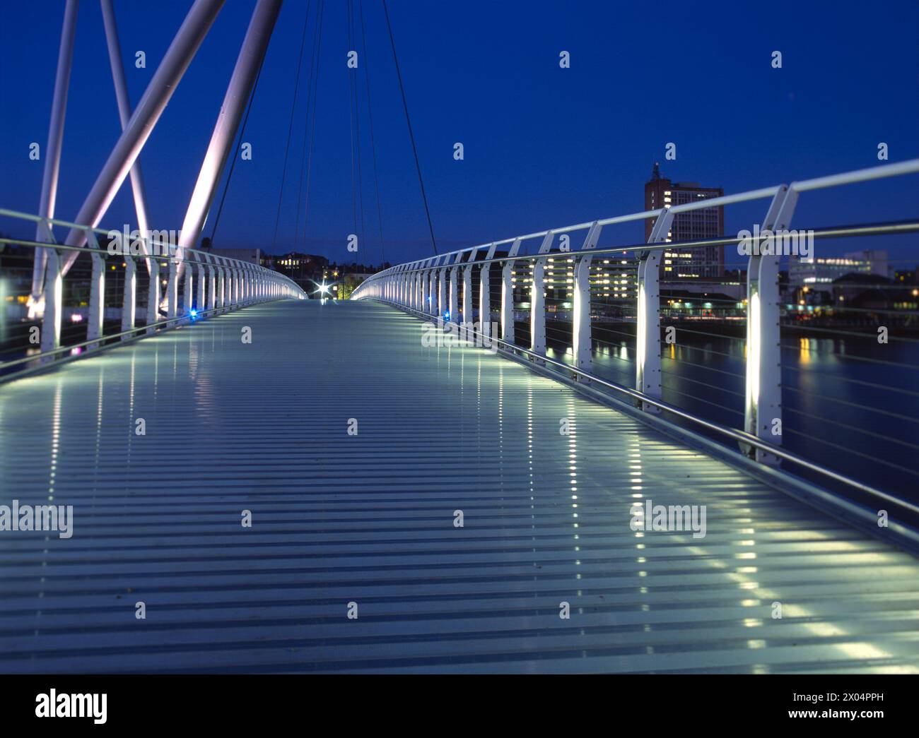 Passerelle sur la rivière Usk à Newport, Gwent au crépuscule Banque D'Images