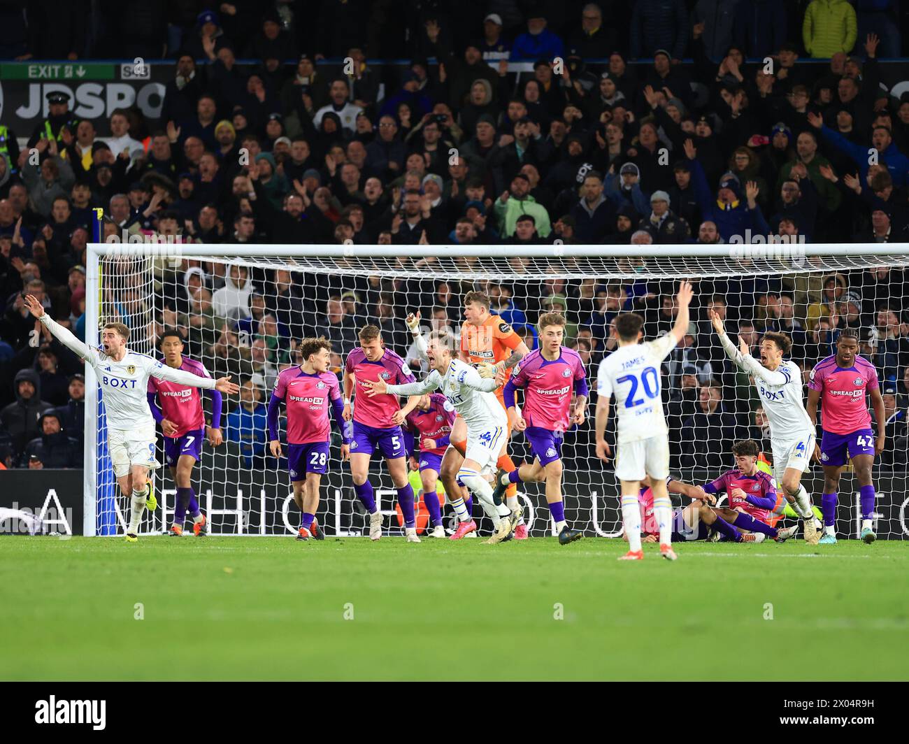 Leeds, Royaume-Uni. 09th Apr, 2024. Les joueurs de Leeds demandent un hand ball à l'arbitre Tim Robinson lors du Leeds United FC vs Sunderland AFC Sky Bet EFL Championship match à Elland Road, Leeds, Royaume-Uni, le 9 avril 2024 Credit : Every second Media/Alamy Live News Banque D'Images