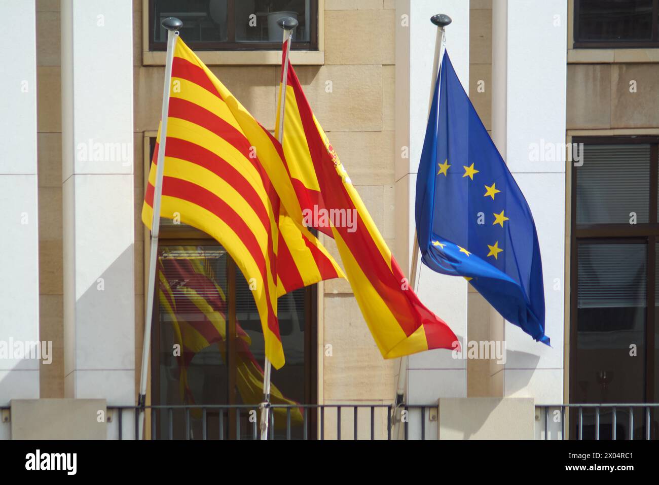 Des drapeaux espagnols, catalans et européens vibrants flottent ensemble, leurs couleurs témoignent de la riche tapisserie culturelle et de l'histoire partagée. Banque D'Images