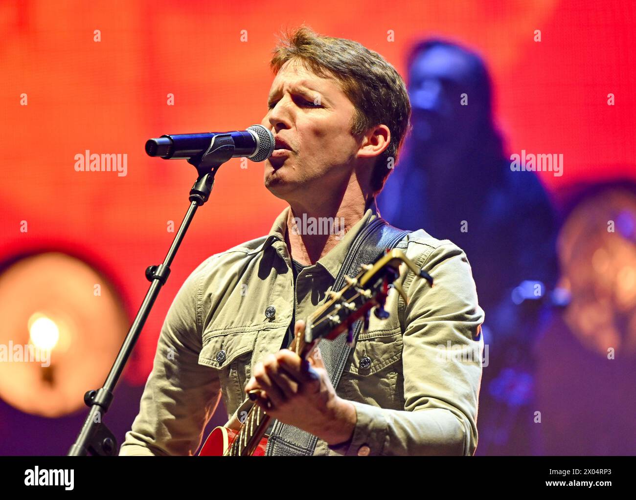Londres, Royaume-Uni. 09th Apr, 2024. James Blunt se produit lors de sa tournée mondiale Who We Used To Be en 2024 au Royal Albert Hall de Londres, au Royaume-Uni. Crédit : LFP/Alamy Live News Banque D'Images