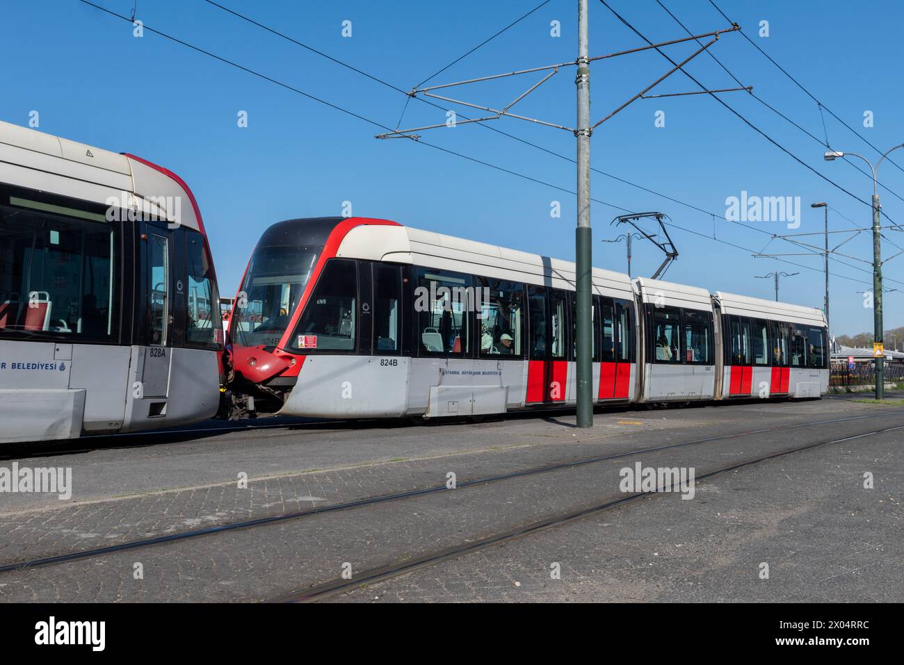 ISTANBUL, TURQUIE - 7 AVRIL 2024 : un tramway moderne sur Sirkeci à Istanbul. En raison de l'augmentation du trafic et de la pollution atmosphérique, Istanbul est devenu l'un des plus pollus Banque D'Images ISTANBUL, TURQUIE - 7 AVRIL 2024 : un tramway moderne sur Sirkeci à Istanbul. En raison de l'augmentation du trafic et de la pollution atmosphérique, Istanbul est devenu l'un des plus pollus Banque D'Images