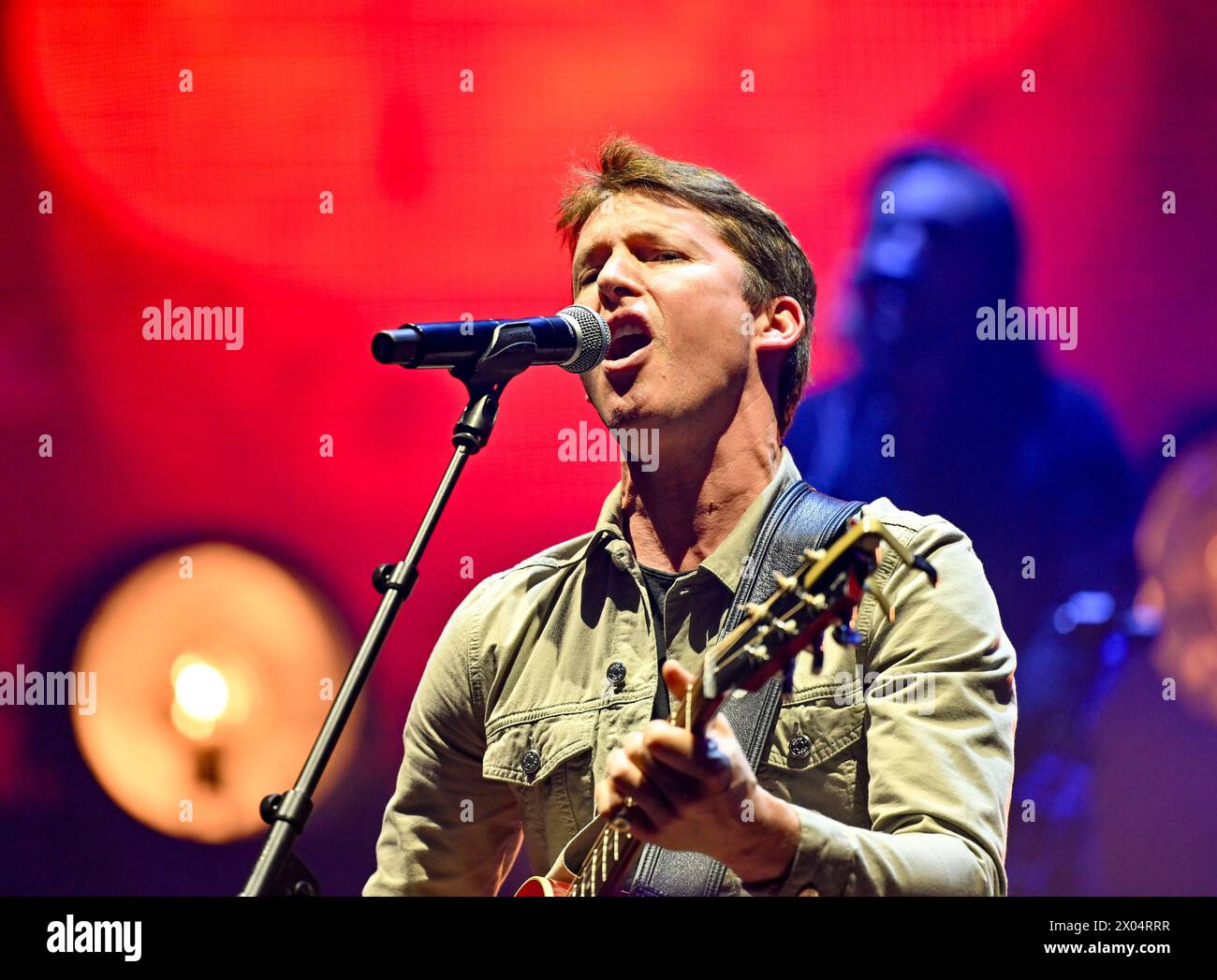 Londres, Royaume-Uni. 09th Apr, 2024. James Blunt se produit lors de sa tournée mondiale Who We Used To Be en 2024 au Royal Albert Hall de Londres, au Royaume-Uni. Crédit : LFP/Alamy Live News Banque D'Images