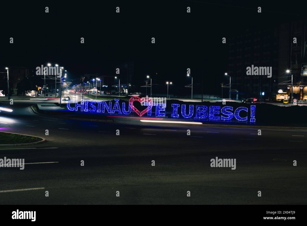 Chisinau vous aime, avec un cœur rouge au centre, écrit en lettres de lumière, illumination nocturne à un rond-point à l'entrée de la ville. Banque D'Images