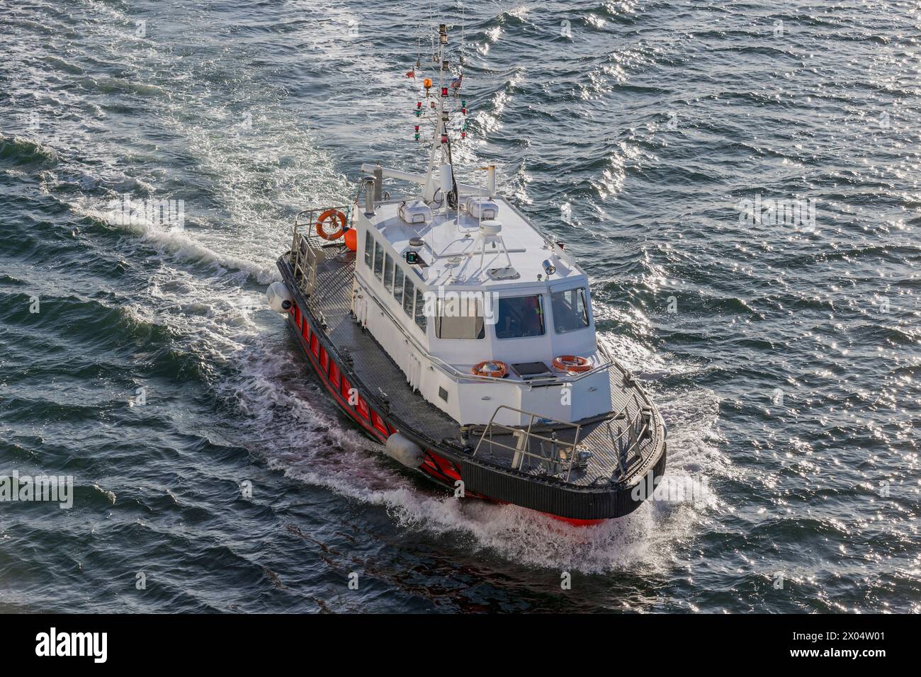 Bateau-pilote dans le canal de Port William dans Stanley, îles Falkland, samedi 2 décembre 2023. Photo : David Rowland / One-Image.com Banque D'Images